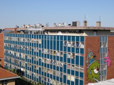 The lower floors are dedicated to emergency housing, the upper ones to working spaces